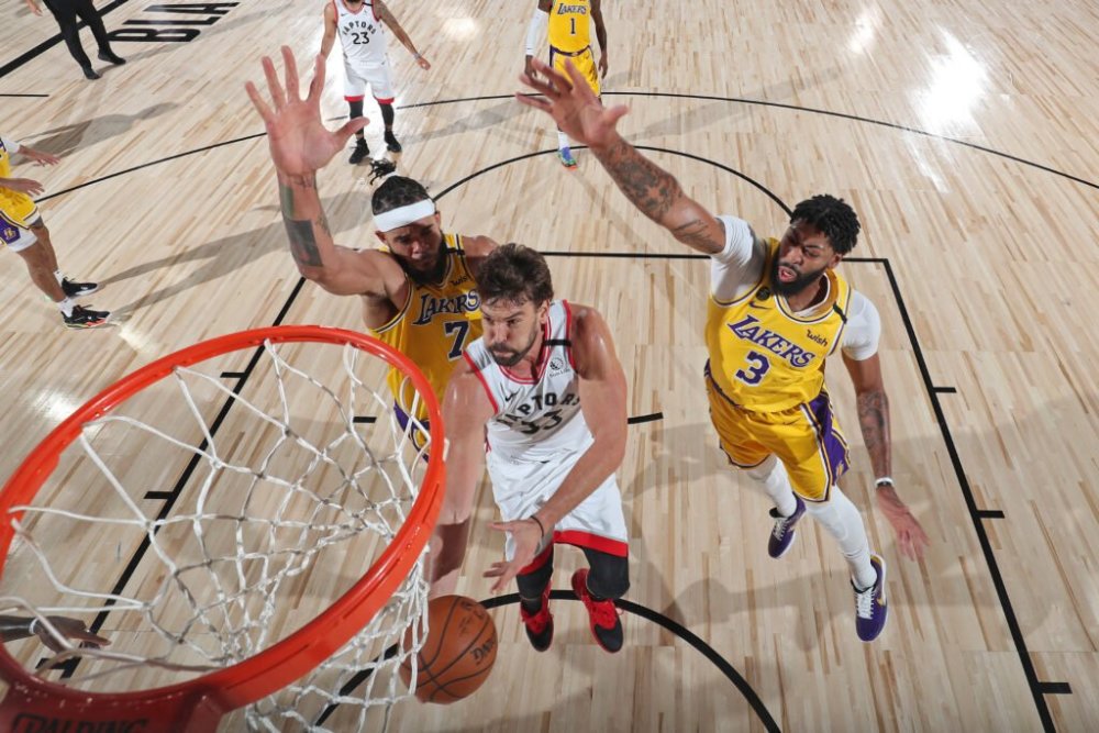 九游正版官网Karsa连续十二场比赛得分超过战术调整，湖人挑战极限！(湖人十连胜终结)