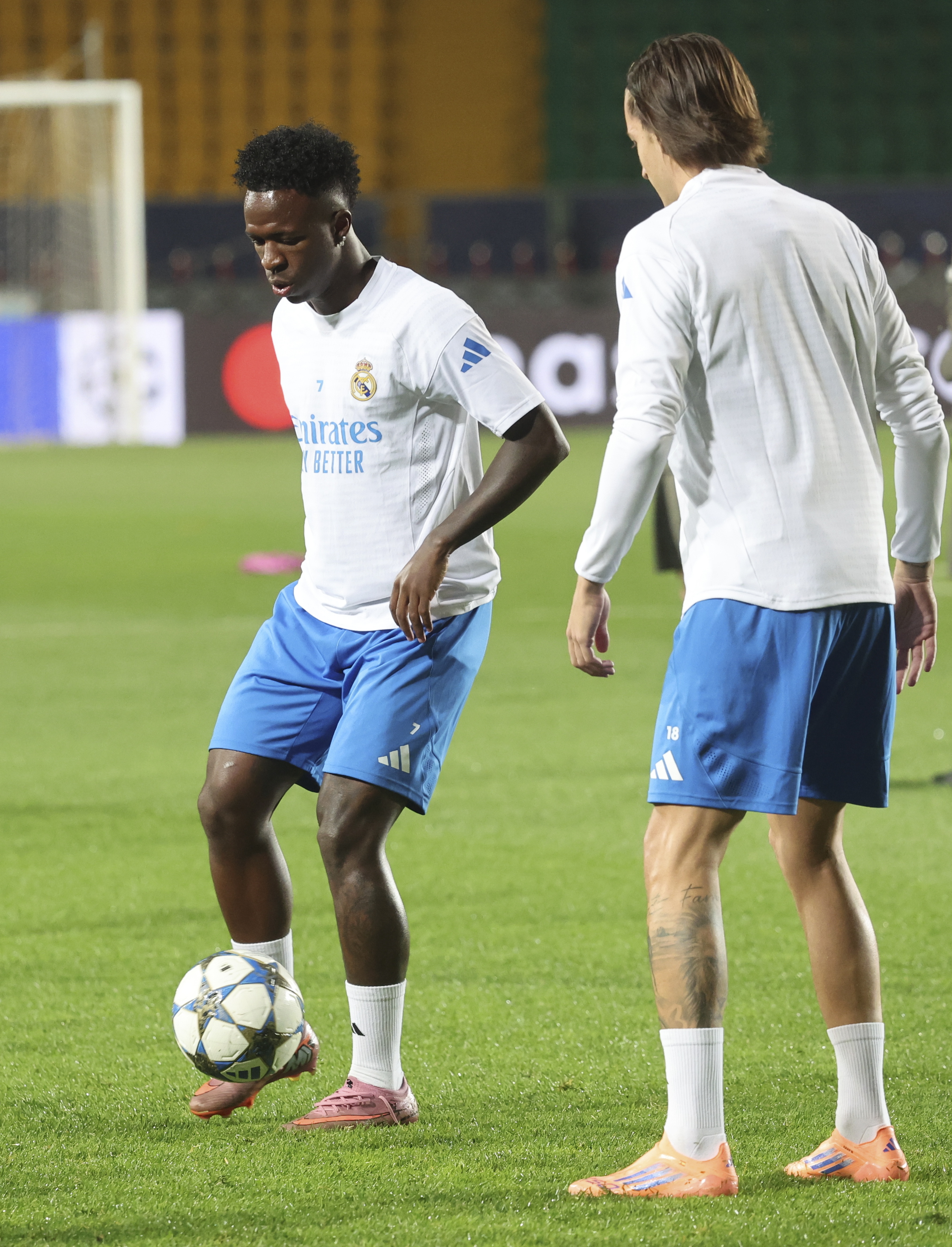 九游正版官网赛后密尔沃基雄鹿备战欧冠，更衣室发声细节曝光，引发热议，身体对抗强度拉满的简单介绍